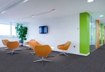 Nên lát sàn gỗ hay thảm trải sàn văn phòng?